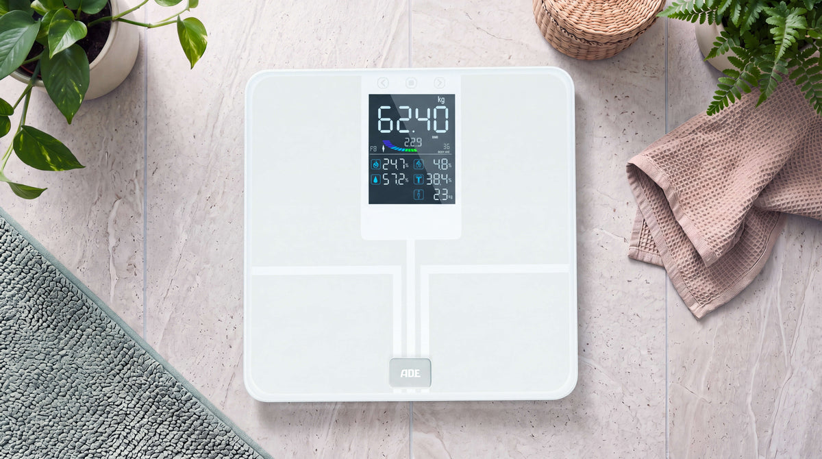ADE Körperanalysewaage mit farbigem Display auf dem Badezimmerboden