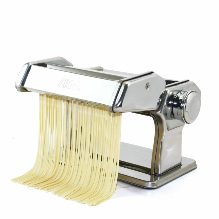 Manuelle Pasta Machine with pasta drying rack | ADE KG2102 in use